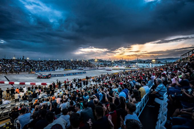 Acropolis Rally 2023 overview met publiek op tribune