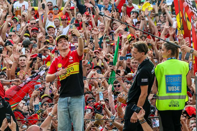 Charles_Leclerc_selfie_met_de_tifosie F1 GP Italie Monza 2023