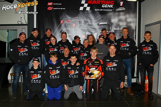 Dion van Werven Nederlands kampioen Rotax Max Senior en zijn supporters