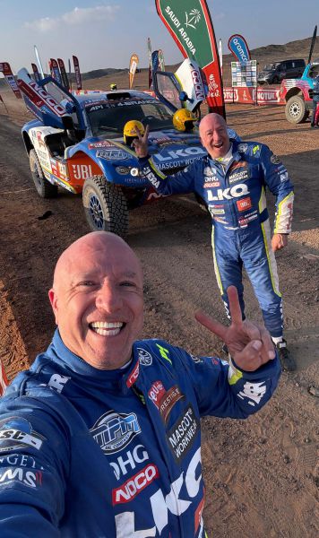 Selfie Tom en Tim Coronel Finish Coronel Dakar 2024