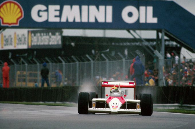 Regenmeester Senna racet naar zijn tiende en laatste overwinning op Silverstone in de beslist vochtige Britse Grand Prix van 1988