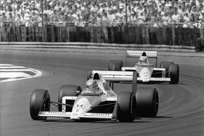 Wereldkampioen Senna leidt teamgenoot Alain Prost in de Britse Grand Prix van 1989