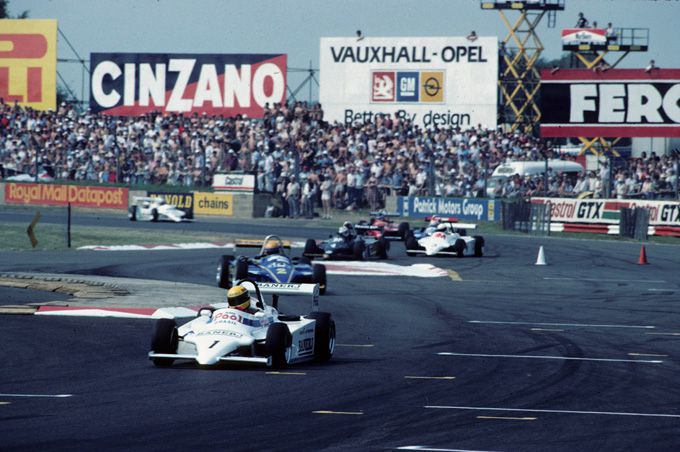 Senna leidt Martin Brundle op weg naar ��n van zijn zes F3 overwinningen op Silverstone in 1983