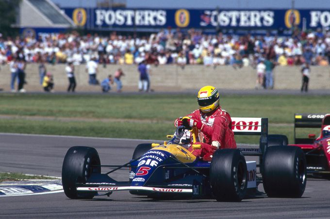 Nigel Mansell geeft Senna een lift naar huis nadat de McLaren-Honda van de Braziliaan in de laatste ronde van de Grand Prix van Groot-Brittanni� 1991 van de tweede plaats viel. 