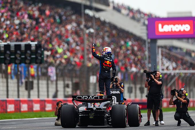 Max Verstappen wint Grand Prix van China