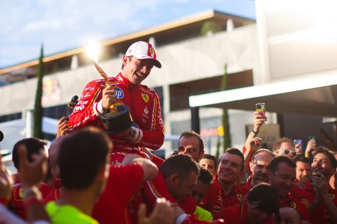 Ferrari wint GP Monaco 2024 Charles Leclerc op de schouders