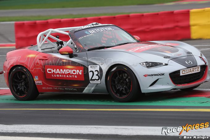 Racepiloot Filip Wjtowicz geniet van eerste podiumplaats van dit seizoen in Mazda MX-5 Cup