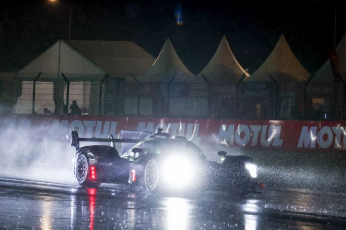 24 Uur Le Mans 2024 Toyota Nr7 worstelend in de regen naar P4