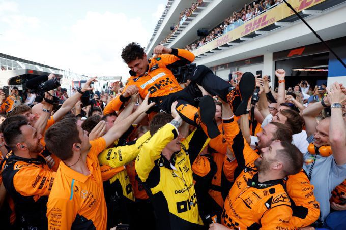 Lando Norris viert overwinning met McLaren F1