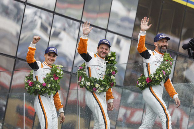 Morris Schuring met teamgenoten op Le Mans podium LMGT3