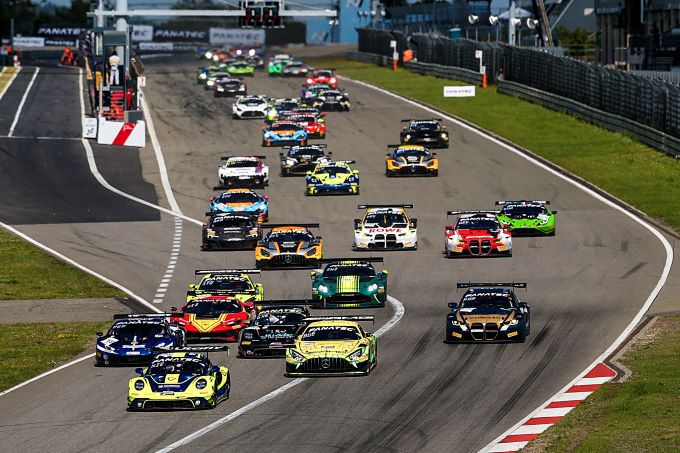 Fanatec GT World Challenge Europe Nrburgring Foto 2 start