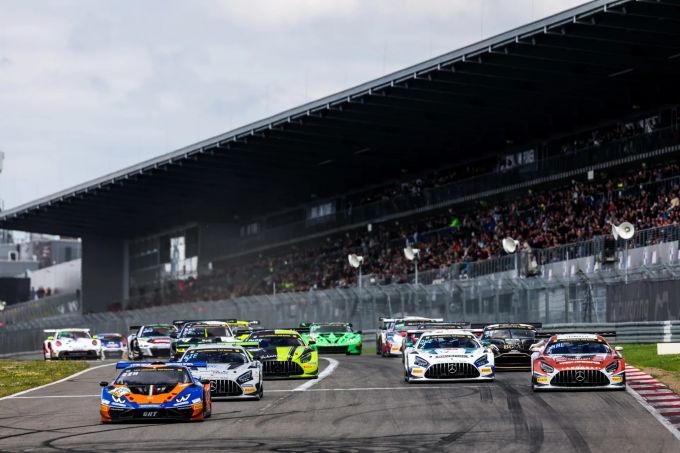 ADAC GT Masters Road to DTM Nrburgring Startveld duikt de eerste bocht in