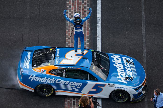 Kyle Larson wint de 30th Anniversary Brickyard 400 op de Indianapolis Motor Speedway