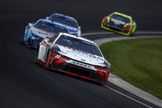 Denny Hamlin 30th Anniversary Brickyard 400 op de Indianapolis Motor Speedway