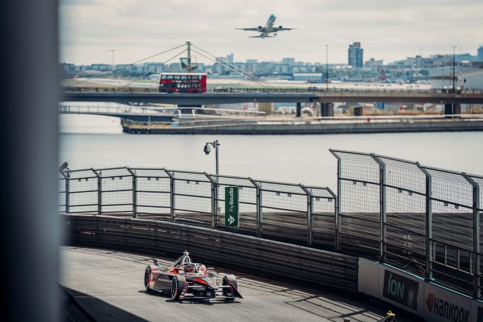 ABB FIA Formule E Wereldkampioenschap London ExCel Circuit Foto 2 Pascal Wehrlein actie vliegtuig