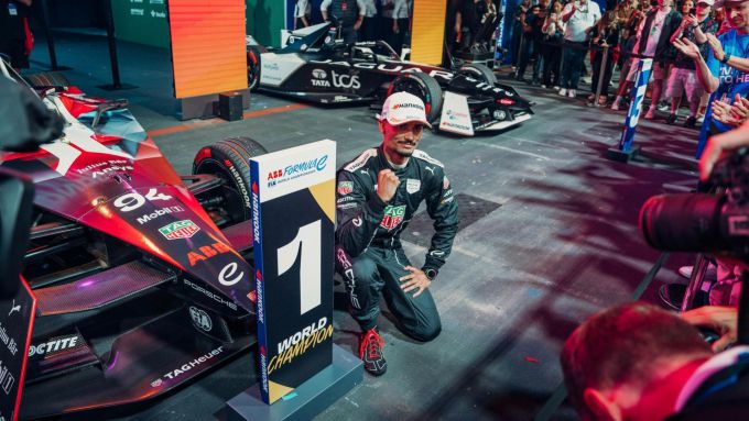 Pascal Wehrlein Porsche 99X Electric Formule E-wereldkampioen 2023-24 Foto 3