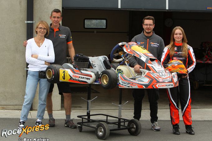 Maerle Taylor met ouders en mechanieker Team Eurokarting