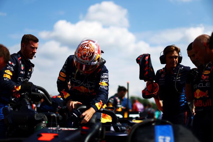 Max Verstappen F1 Red Bull RB20 instappen