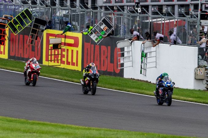 Pata Yamaha Ten Kate Racing eindigt Race 2 met beide rijders in top 7 op Donington Park