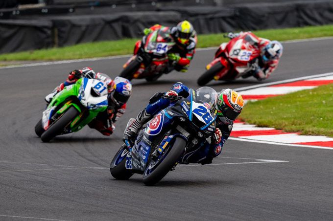 Pata Yamaha Ten Kate Racing eindigt Race 2 met beide rijders in top 7 op Donington Park