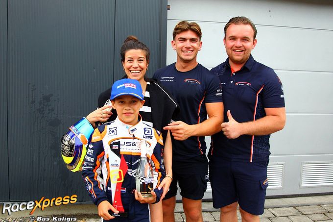 Felipe Reijs met ma en de crew van Fusion Motorsport Benelux