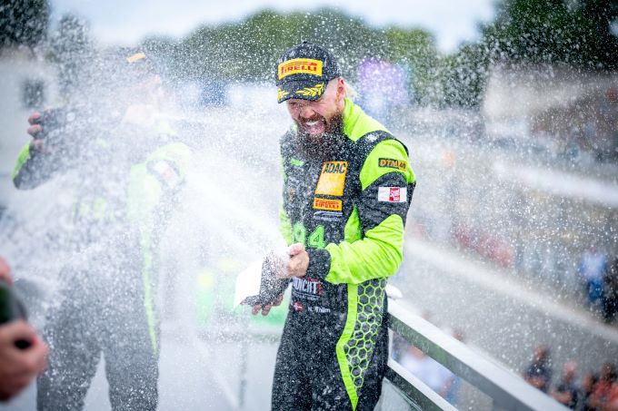 DTM Norisring 8e race 2024 zondag 7 juli Foto 2 Nr94_Nicki_Thiim_winnaar_champagne