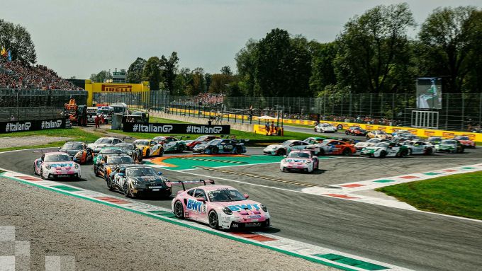 Mobil 1 Porsche 911 GT3 Supercup 2024 Autodromo Nazionale Monza Foto 2 startveld door de eerste chicane