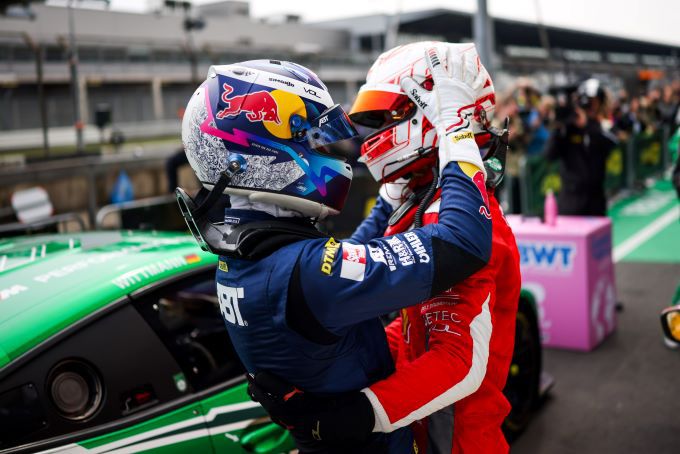 DTM-race Race 10-2024 Nrburgring Foto 7 Kelvin feliciteert broer Sheldon van der Linde