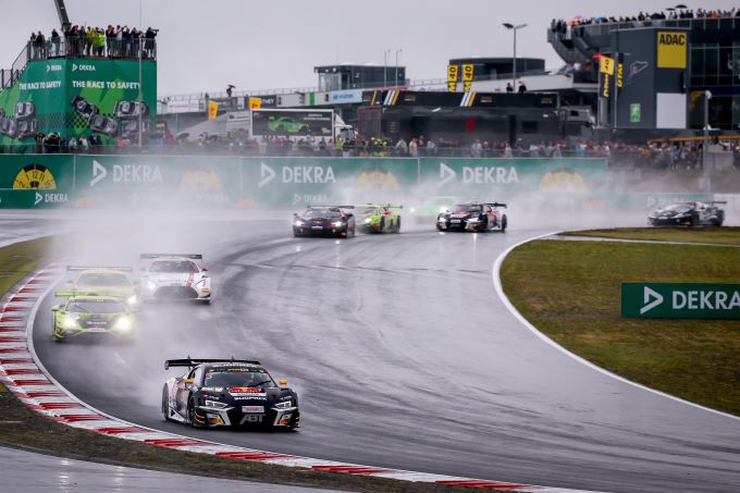 DTM Nurburgring 2024 zaterdagrace foto 1 Kelvin van der Linde voorop