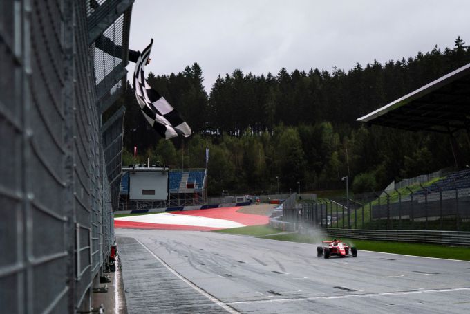 Freddie Slater dubbelt in de regen op de Red Bull Ring