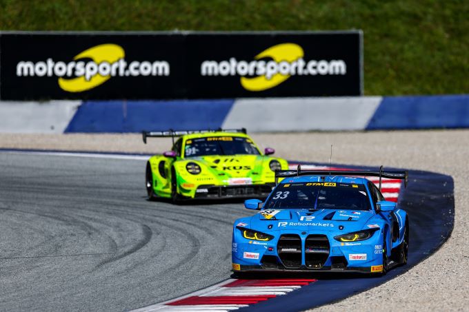 DTM 2024 Red Bull Ring Foto 16 Winnaar Rene Rast blauwe BMW werd in de eindfase achtervolgd door Thomas Preining gele Porsche