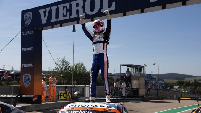 Porsche Sixt Carrera Cup Deutschland 2024 Sachsenring Foto 2 Theo_Oeverhaus_blije 1e PSCCD overwinning