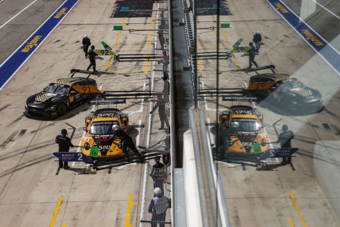 FIA World Endurance Championship Lone Star Le Mans COTA Texas Foto 3 #91-Porsche 911 GT3 R Manthey EMA Yasser Shahin Richard Lietz Morris Schuring sfeerbeeld pits