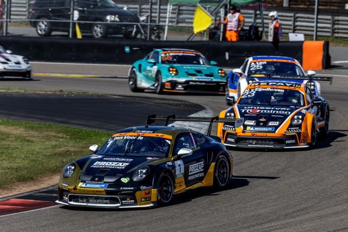 Porsche Sixt Carrera Cup Deutschland Sachsenring Foto 3 Larry ten Voorde achtervolgd door Huub van Eijndhoven