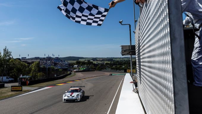 Porsche Sixt Carrera Cup Deutschland 2024 Sachsenring Foto 8 Theo_Oeverhaus_finishvlag