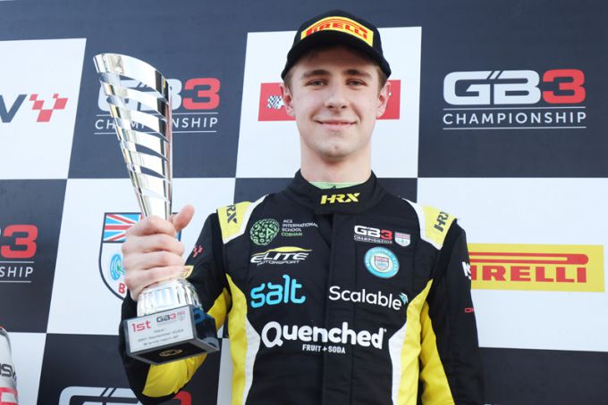 McKenzy Cresswell leidt race n op Brands Hatch, titelrace wordt hechter in de GB3 kampioenschap