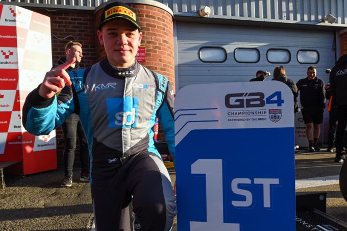 Burgoyne knalt van derde naar overwinning om gat in GB4-kampioenschap te dichten in openingsrace op Brands Hatch