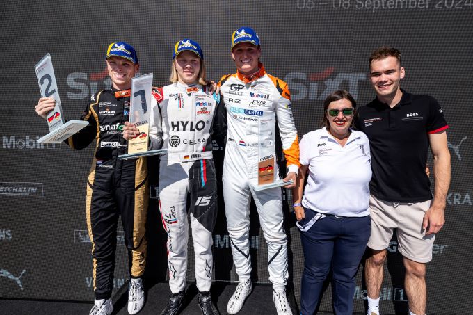 Porsche Sixt Carrera Cup Deutschland Sachsenring Foto 5 podium vlnr Larry_ten_Voorde_Nr1_Janne_Stiak_Nr15_Huub_van_Eijndhoven