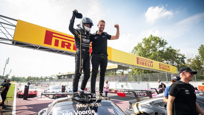 Porsche Mobil 1 Supercup finale Monza Foto 2 Larry ten Voorde kampioen 2024 op de auto