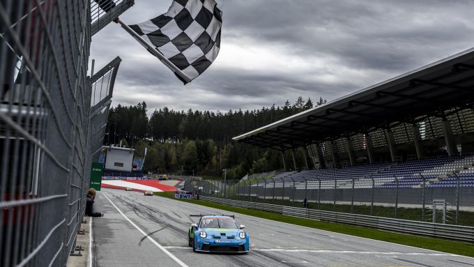 Porsche Sixt Carrera Cup Deutschland Red Bull Ring zaterdag Foto 12 Harry King passeert finishvlag als racewinnaar