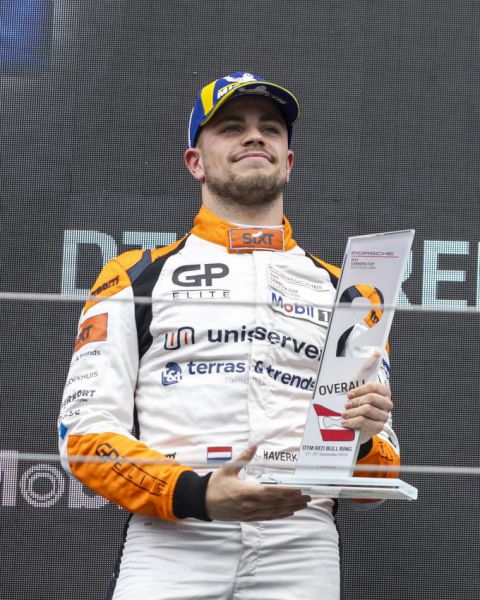 Porsche Sixt Carrera Cup Deutschland Red Bull Ring zaterdag Foto 6 Kas Haverkort met trofee