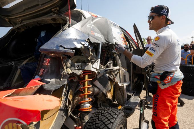 EKO Acropolis Rally Greece zaterdag Foto 2 Dani Sordo's klapband verwoestte de achterkant van zijn Hyundai