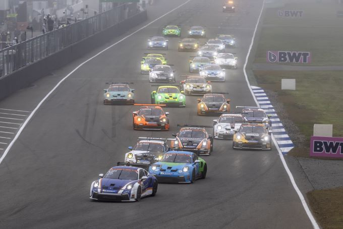 Porsche Sixt Carrera Cup Deutschland finale Hockenheim Foto 4 Porsche Sixt Carrera Cup Deutschland-startveld in een mistige seizoensfinale op Hockenheim