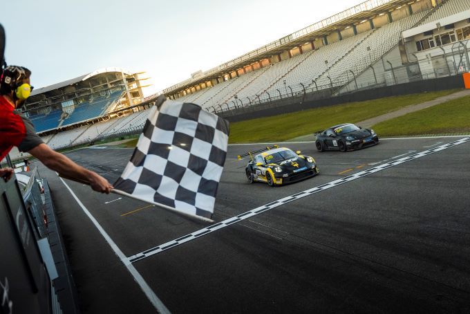 Porsche Sports Cup Duitsland 12 en 13 oktober Hockenheim Foto 2 Robert de Haan als racewinnaar over de finish