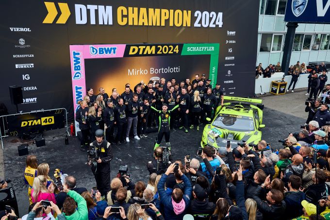 DTM-kampioen 2024 Mirko Bortolotti met Lamborghini Foto 3