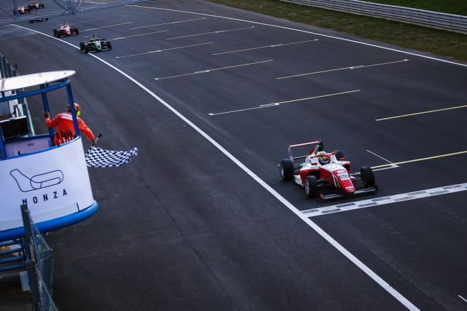 Alex Powell behaalt eerste overwinning in Monza