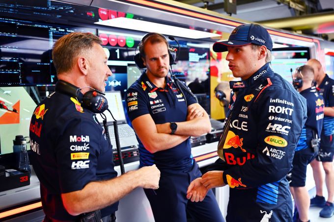 Christian_Horner_mechanic_Max_Verstappen bron foto Red Bull Content Pool