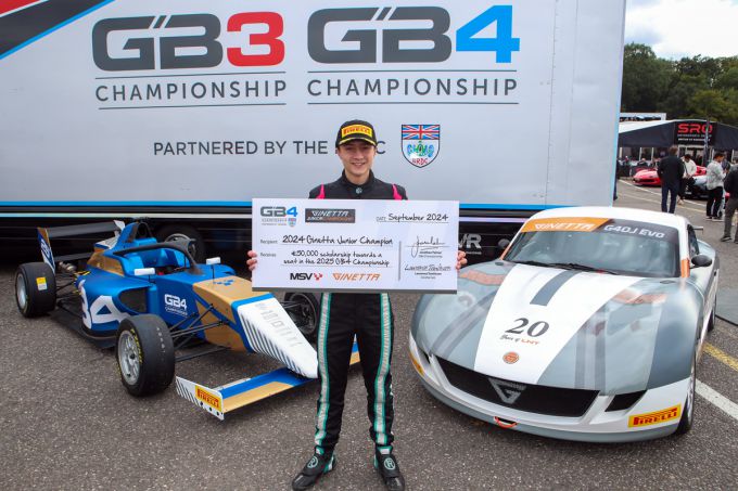 De pas gekroonde Ginetta Junior kampioen Ethan Jeff-Hall wint een GB4 studiebeurs van 50.000