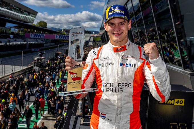 Porsche Sixt Carrera Cup Deutschland Red Bull Ring 2024 Proton Huber Competition Foto 1 Flynt Schuring met bokaal