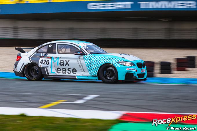 Max Tubben racet en scoort in twee verschillende auto's Finale Races Supercar Challenge